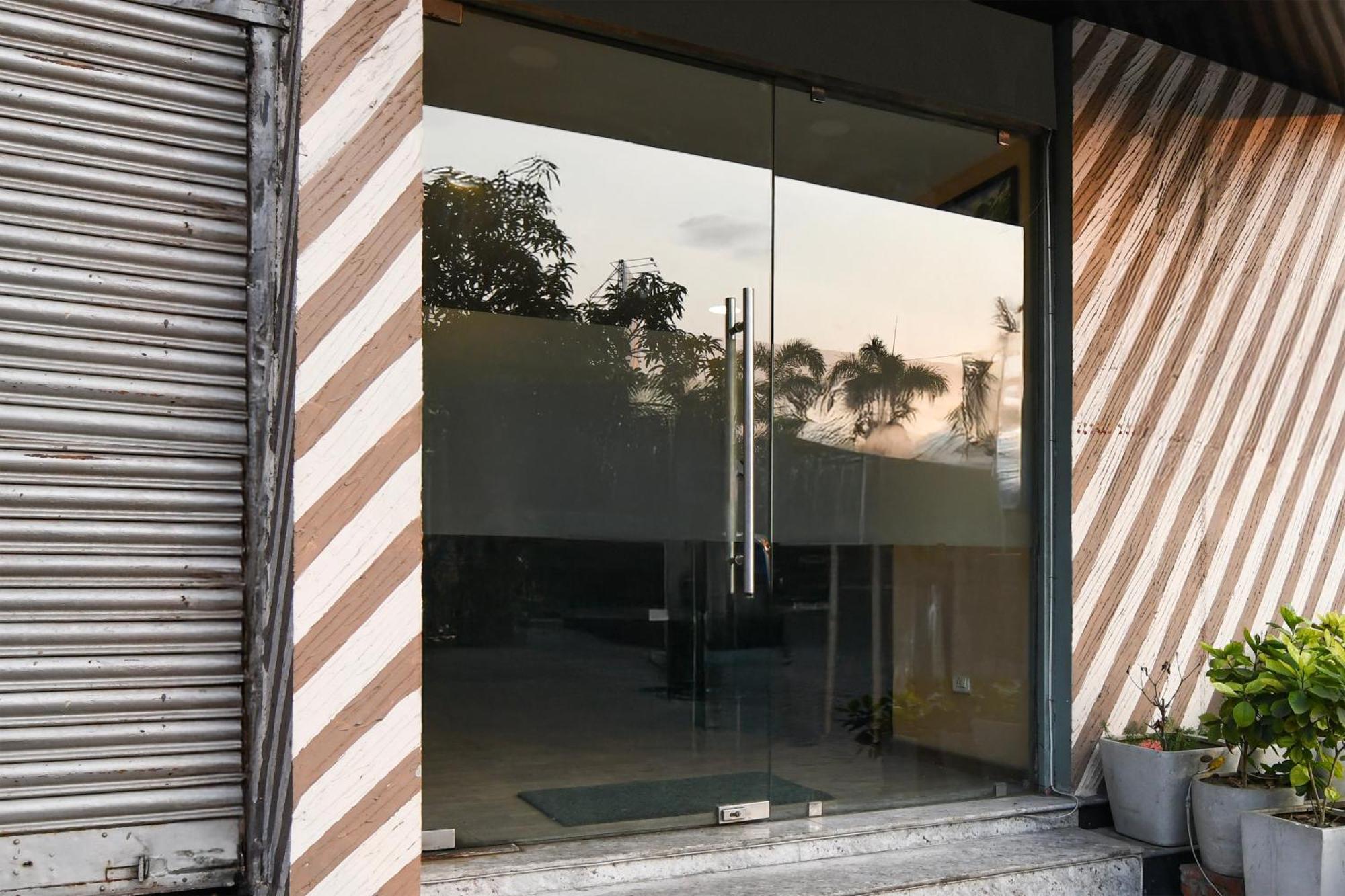 Super Townhouse Vip Road Formerly The Sky Kalkutta Exterior foto